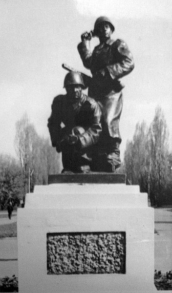 Файл:Сталінградці. Скульптурна група, вст. 1950; арх. П. Букловський. Знах. на території залізничного полку.jpg