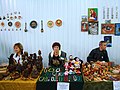 Митці Лідія Мендюк, Людмила Позивайлова і Володимир Дузь зі своїми творами