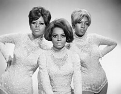 The Supremes у 1967 році (зліва направо за годинниковою стрілкою: Сідні Бердсонг, Даяна Росс, Мері Вілсон)