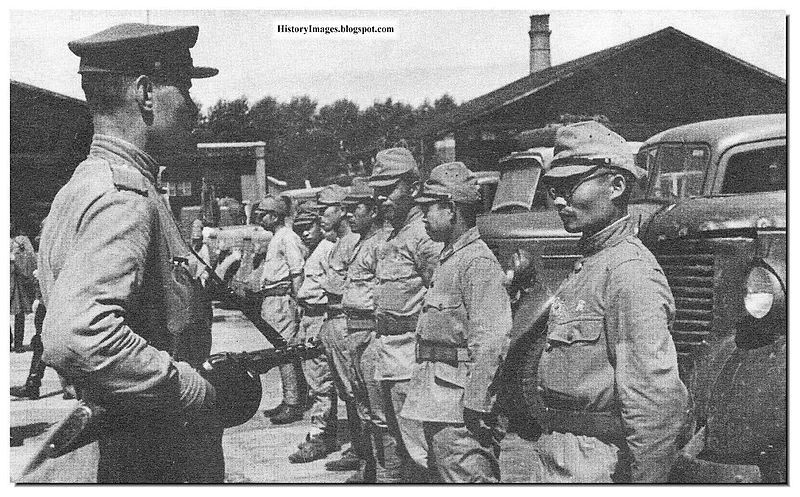 Файл:Russian-soldier-guards-japanese-pow-1945.jpg