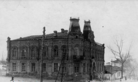 Будинок з синагоги з двома куполами, що наразі зникли