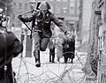 «Leap into Freedom»: Конрад Шуман перестрибує через колючий дріт, перебігаючи до Західної Німеччини під час будівництва Берлінського муру. Фото Peter Leibing