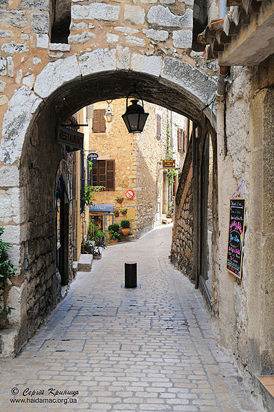 Файл:Tourrettes-sur-Loup Pont Levis.jpg