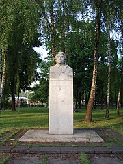 Пам'ятник Надєджі Крупській на Привокзальній площі в Новій Дарниці Київ.JPG