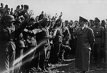 Адольф Гітлер вітає німецьких військовослужбовців на аеродромі в Умані