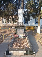 Пам'ятник воїнам біля школи с.Добринь.jpg
