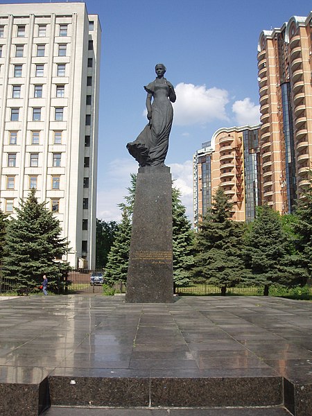 Файл:Пам'ятник Лесі Українці площа Лесі Українки Київ.JPG