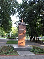 Пам'ятник-погруддя Іванові Франку в Хмельницькому.jpg