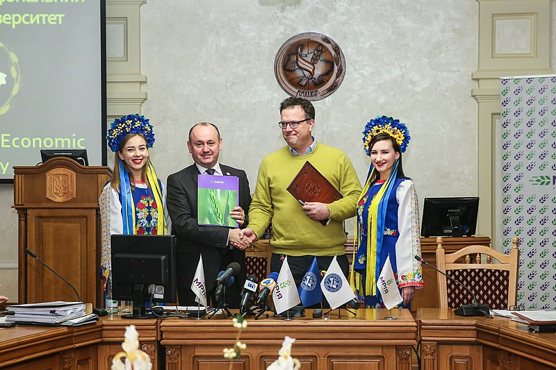 Файл:Підписання Меморандуту про співпрацю між ТНЕУ й Агрохолдингом МРІЯ.jpg