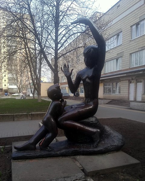 Файл:Скульптурна композиція «Мати з дитиною».jpg