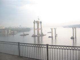 Новий мостоперехід через Дніпро у Запоріжжі. Будівництво триває з 30 серпня 2004 року