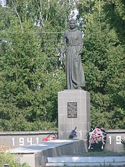 Братська могила воїнів Радянської Армії і пам'ятник воїнам-односельцям, які загинули в роки Великої Вітчизняної війни.JPG