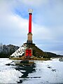 Меморіал битви під Крутами 1918 р.(авт., Анатолій Гайдамака, 2006 р.), копія однієї з колон портику Червоного корпусу заввишки 10 метрів.