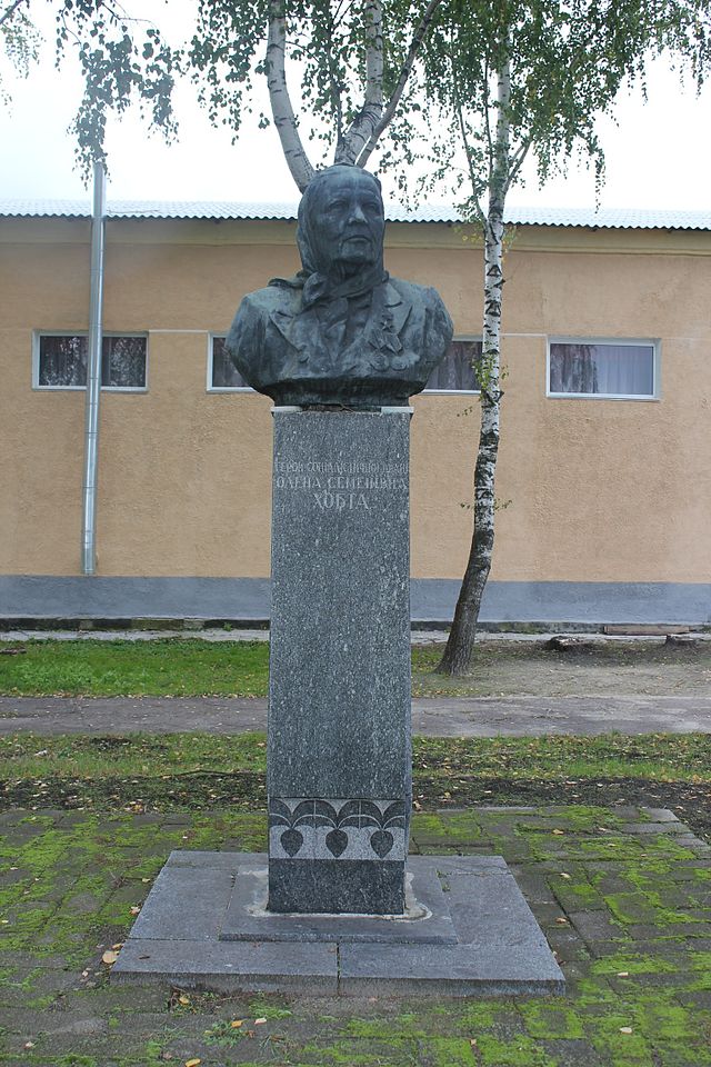 Пам'ятник Герою Соціалістичної Праці Хобті О. С., село Гланишів, біля клубу