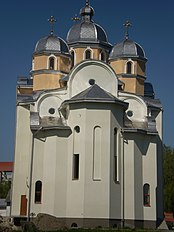 Церква, вид з південного боку.