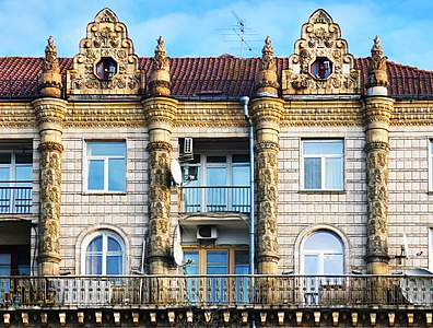Українське необароко. Горищні вікна будинку № 17 із бароковими фронтонами