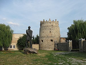 Пам'ятник Кармалюку біля вежі Летичівського замку, серпень 2009 року
