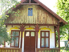 Старий будинок з оригінальним оздобленням фасаду