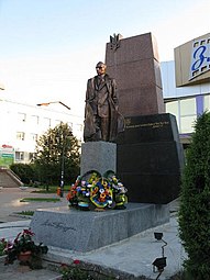 Пам'ятник Степану Бандері перед кінотеатром «Злата»