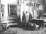 Інтер'єр. Фото приблизно 1913 року. На стіні висять картини(з ліва на право):Клода Моне, Ежена Будена, Поля Ґоґена, Вінсента ван Гога і Альфреда Сіслейя