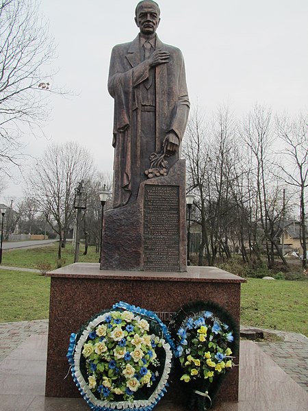 Файл:Пам'ятник Степану Ленкавському в Угорниках.JPG