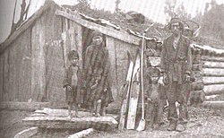 Шорська родина біля зрубної юрти 1913.jpg