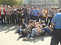 Активісти лежать зв'язкою, щоб уникнути незаконного затримання міліцією у Києві