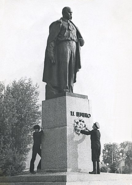 Файл:Вінок Тарасу від Степана Кожум'яки. Шпола 22 травня 1983 рік.jpg