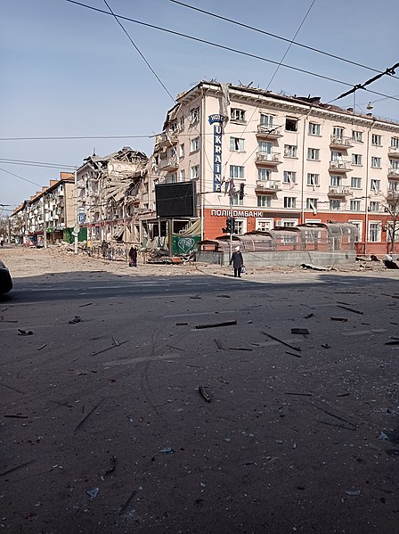 Файл:Зруйнований готель Україна 12 березня 2022.jpg