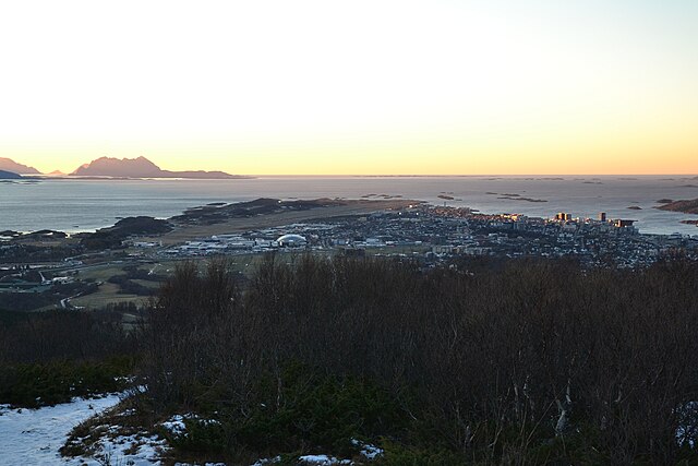 Південно-західна частина півострова Bodøhalvøya, центральна частина міста Буде, територія летовища