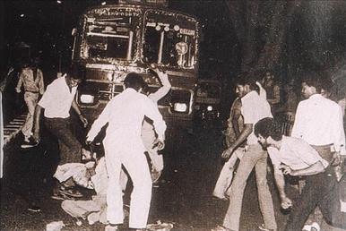 فائل:Sikh man surrounded 1984 pogroms.jpg