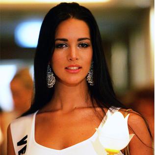 فائل:Monica-Spear.jpg