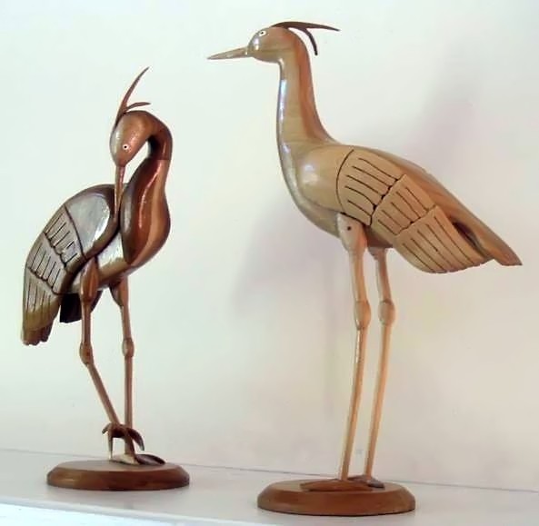 فائل:Woodcarvings of cranes.jpg