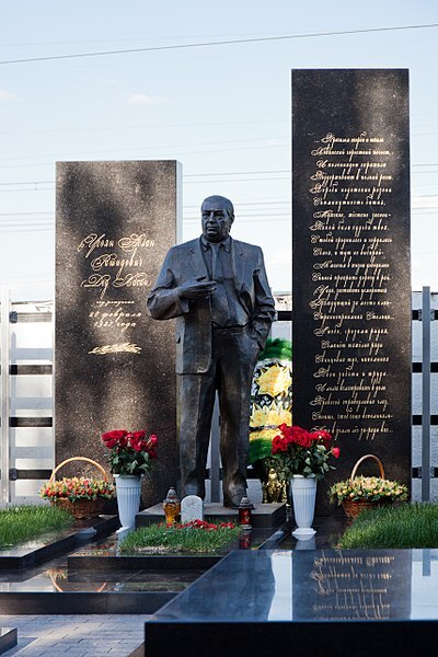 Fayl:400px-Khovanskoye Cemetery 05.jpg