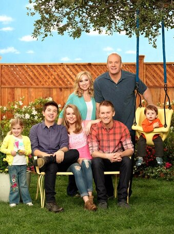 Tập tin:Good Luck Charlie cast.jpg