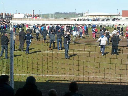 Tập tin:Darlington Fans Invading the pitch.jpg