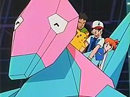 Satoshi, Kasumi, Takeshi và Pikachu cưỡi trên lưng Porigon trong không gian ảo.