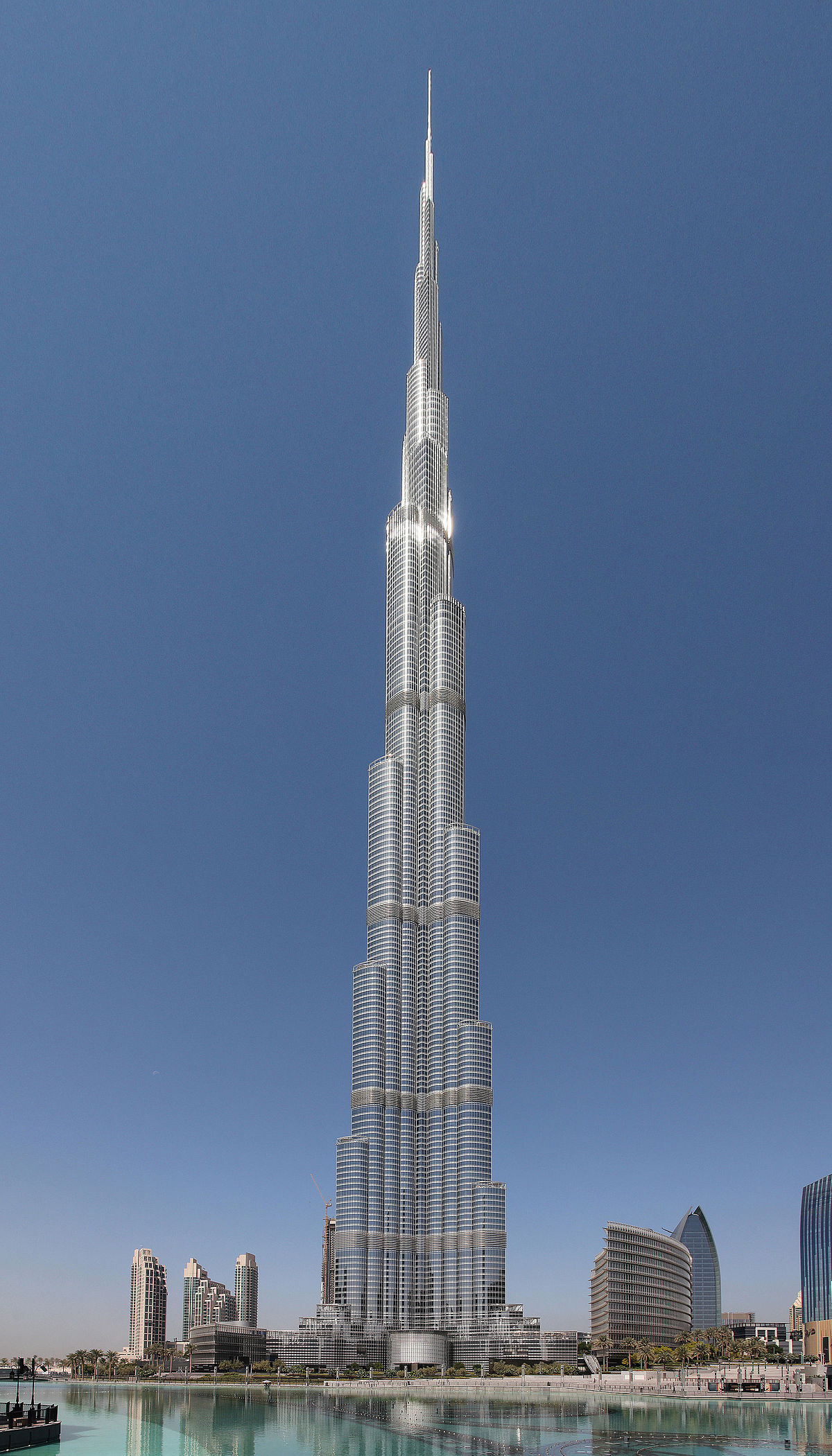 Hãy đến tham quan tòa nhà Burj Khalifa - biểu tượng của sự giàu có và sự sang trọng. Hãy đắm mình trong những khung cảnh đẹp nhất thế giới từ độ cao 828 mét. Đây là một trải nghiệm không thể bỏ qua khi đến thăm Dubai.