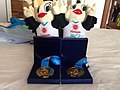 Hai huy chương vàng cá nhân và đồng đội của Phạm Thị Huệ n.jpg