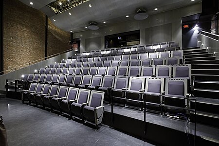 Auditorium (в BAnQ Vieux-Montréal) 120 места, аудиовизуален формат, аудиовизуална техника, проектор, без компютър Вижте още снимки