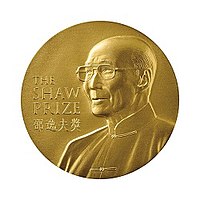 A gold circular medal with a depiction of an elderly man with glasses wearing a jacket buttoned to the neck; the English words "The Shaw Prize" and Chinese characters "邵逸夫獎" engraved on it