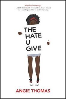 2017 年出版的小说《你给的仇恨》的封面艺术。这个封面艺术描绘了一位年轻的非洲裔美国少女拿着一张写有小说标题的卡片；其遮住了少年的整个躯干，唯一可见的衣服包括红色发带、蓝色牛仔短裤和白色运动鞋。