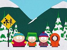 一个动画电视剧的截图:背景是几座被白雪覆盖的山和树，四个小孩站在站牌边等校车。
