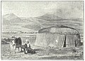Kirgise vor seiner Jurte melkend; im Hintergrund das Alaigebirge.
