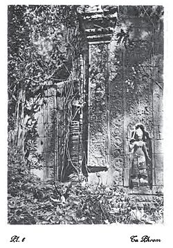 Ta Phrom. — Sculptures de pilastre, pied-droit et Tévada