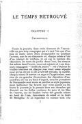 Toute la journée, dans cette demeure de Tansonville un peu trop campagne, qui n’avait l’air que d’un lieu de sieste entre deux promenades ou pendant l’averse, une de ces demeures où chaque salon a l’air d’un cabinet de verdure, et où sur la tenture des chambres, les roses du jardin dans l’une, les oiseaux des arbres dans l’autre, vous ont rejoints et vous tiennent compagnie — isolés du moins — car c’étaient de vieilles tentures où chaque rose était assez séparée pour qu’on eût pu si elle avait été vivante, la cueillir, chaque oiseau le mettre en cage et l’apprivoiser, sans rien de ces grandes décorations des chambres d’aujourd’hui où sur un fond d’argent, tous les pommiers de Normandie sont venus se profiler en style japonais, pour halluciner les heures que vous passez au lit, toute la journée je la passais dans ma chambre qui donnait sur les belles verdures du parc et les lilas de l’entrée, sur les feuilles vertes des grands arbres au bord de l’eau, étincelants de soleil et sur la forêt de Méséglise. Je ne regardais en somme tout cela