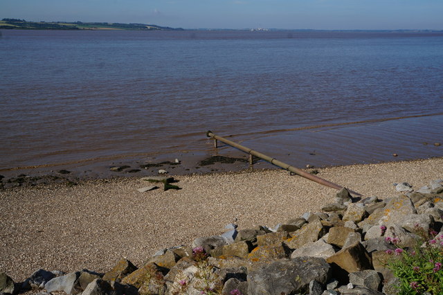 File:Outfall pipe into the River Humber.jpg