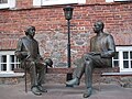 Statue of Oscar Wilde and Eduard Vilde.jpg