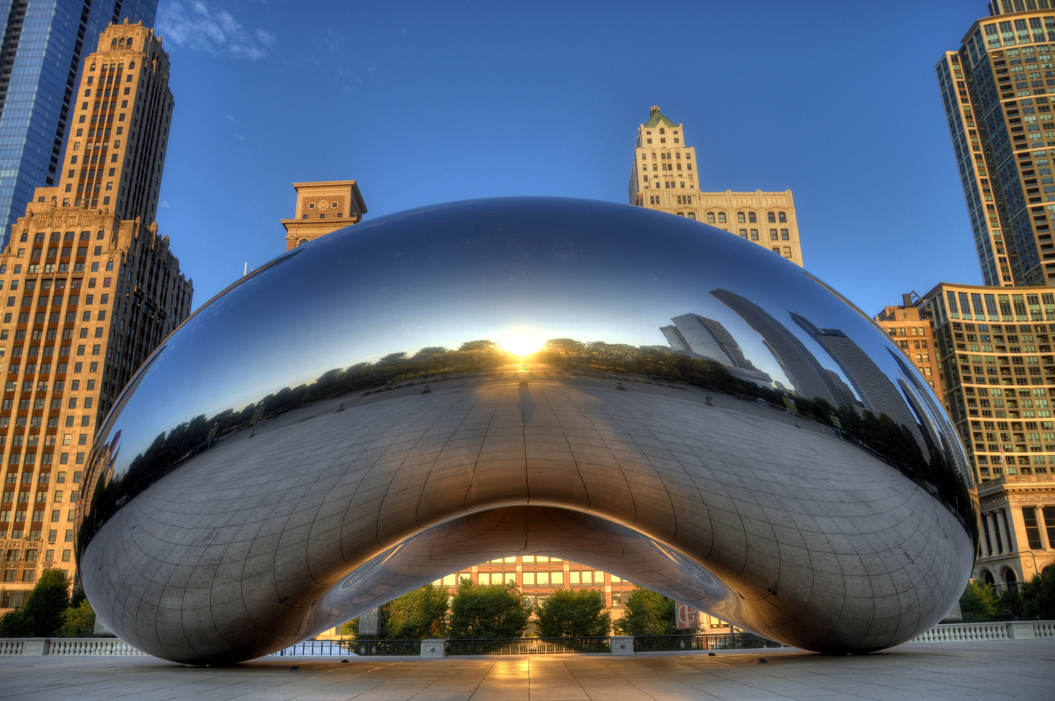 Какие есть известные здания. Клауд гейт Чикаго. Облачные ворота Аниш Капур. Скульптура «облачные врата» в Чикаго. Скульптура Клауд гейт в Чикаго, США.