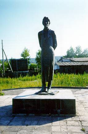 File:ChekovStatue-Alexandrovsk-Sakhalinsky.jpg